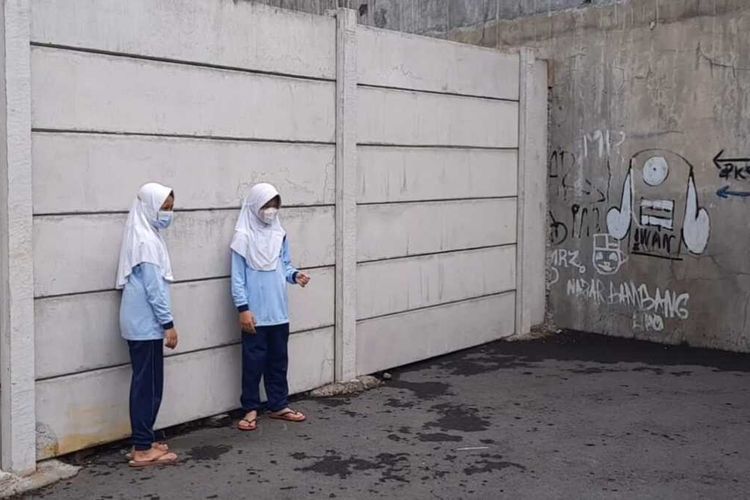 Foto-foto sekolah SD di Kota Tasikmalaya, Jawa Barat, tak punya alses jalan masuk akibat ditutup benteng 3 meter pemilik lahan di depannya dan terpaksa lewati sawah, kuburan dan tebing tinggi bekas Galian C saat diberlakukan PTM Terbatas, Selasa (31/8/2021).