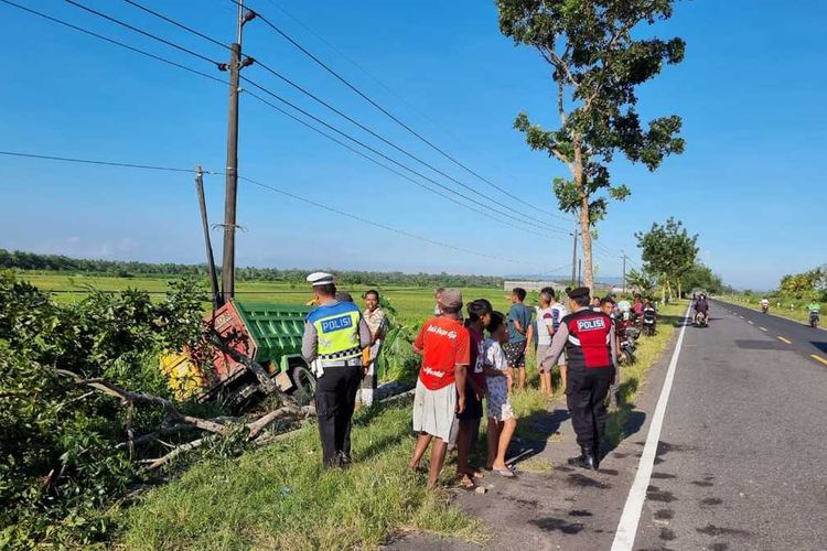 Polisi mengolah kejadian kecelakaan di Jalan Daendeles, Pedukuhan Siliran, Kalurahan Karangsewu, Kapanewon Galur, Kabupaten Kulon Progo, Daerah Istimewa Yogyakarta. Warga berdatangan untuk menolong.
