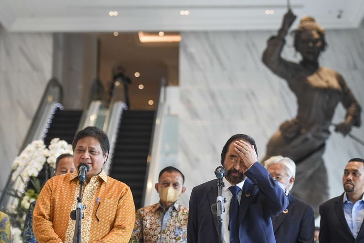 Ketua Umum Partai Nasdem Surya Paloh (kanan)  bersama Ketua Umum Partai Golkar Airlangga Hartarto (kiri) memberikan keterangan pers usai melakukan pertemuan di DPP Partai Nasdem, Jakarta, Kamis (10/3/2022). Kunjungan Ketua Umum Partai Golkar ke DPP Partai Nasdem tersebut untuk  bersilaturahmi serta membahas isu-isu terkini.