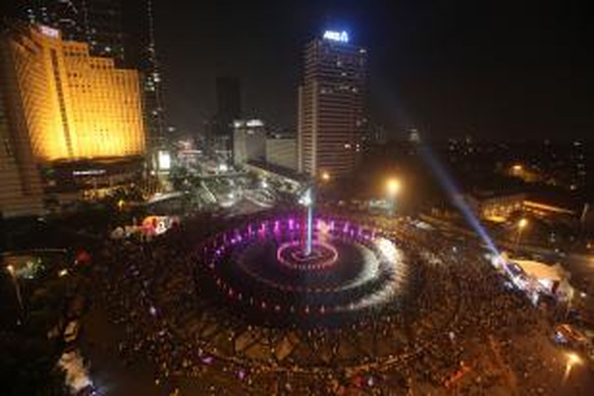 Warga Jakarta memadati Jalan MH Thamrin, Jakarta Pusat, Sabtu (21/6). Menyambut peringatan hari ulang tahun Jakarta ke 487, digelar Jakarta Night Festival, malam muda mudi di sepanjang Jalan MH Thamrin dan Monumen Nasional. Selain pertunjungan musik, acara dimeriahkan dengan penampilan wajah baru bundaran aur mancur patung selamat datang.

Kompas/Lucky Pransiska (UKI)
21-06-2014