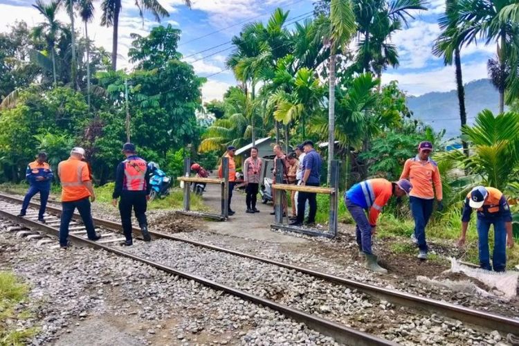 KAI Divre II Sumbar Tuntaskan Penutupan 35 Perlintasan Liar, Kurangi Risiko Kecelakaan