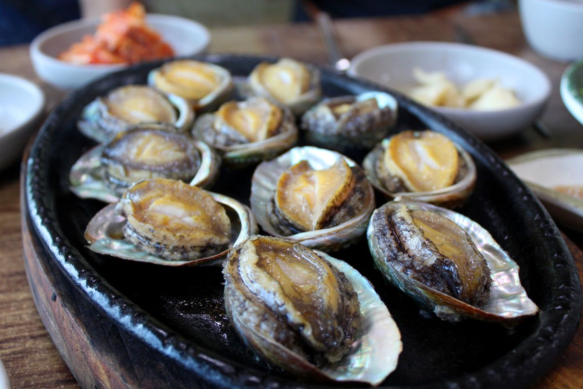 Ilustrasi abalone yang dihidangkan mentah bersama kecap di Jeju. 
