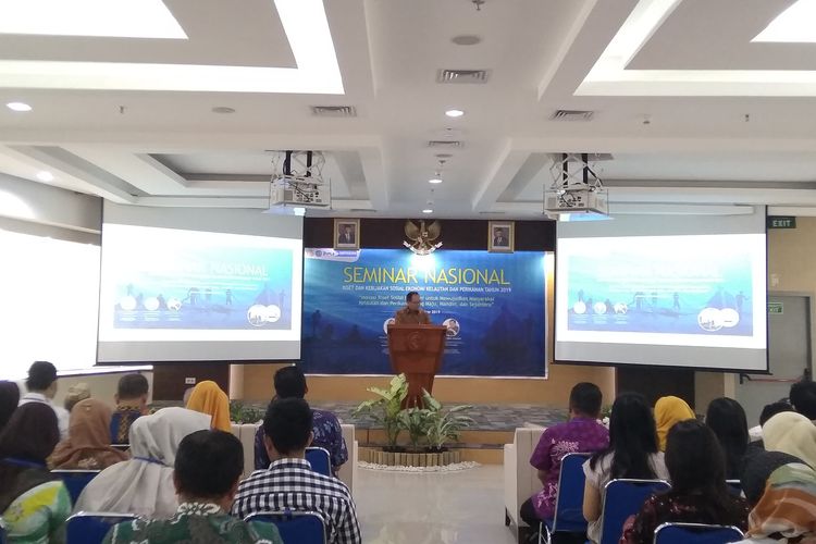 Sekretaris Badan Riset dan Sumber Daya Manusia (BRSDM) Kementerian Kelautan dan Perikanan (KKP) Maman Hermawan saat membuka Seminar Nasional Riset dan Kebijakan Sosial Ekonomi Kelautan & Perikanan 2019 di KKP, Jakarta, Selasa (22/10/2019).