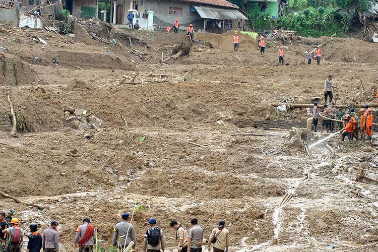 Sejumlah anggota Sat Brimobda Jabar, Basarnas dan relawan melakukan proses pencarian korban tanah longsor di Kampung Sinar Harapan, Desa Harkat Jaya, Kecamatan Sukajaya, Kabupaten Bogor, Jawa Barat, Minggu (5/1/2020). Petugas SAR gabungan masih mencari tiga warga yang tertimbun tanah saat bencana longsor menerjang kampung tersebut pada Rabu (1/1/2020).