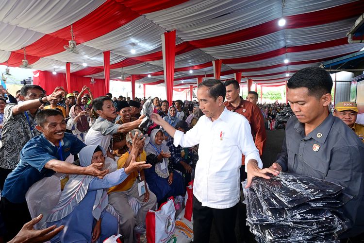 Presiden Joko Widodo berkunjung ke Gudang Bulog Kota Lubuklinggau, Sumatera Selatan, Kamis (30/5/2024). Jokowi saat itu membagikan bantuan pangan beras kepada masyarakat penerima manfaat.