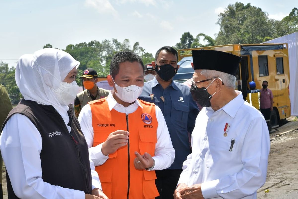 Wakil Presiden Ma'ruf Amin berbincang dengan Gubernur Jawa Timur Khofifah Indar Parawansa dan Bupati Lumajang Thoriqul Haq saat meninjau lokasi pembangunan hunian sementara warga terdampak erupsi Gunung Semeru di Desa Sumber Mujur, Kecamatan Candipuro, Lumajang, Jumat (14/1/2022).