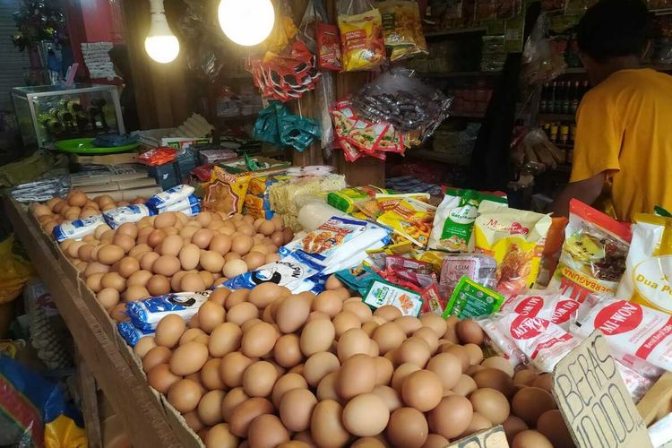 Harga telur di pasar mardika Ambon mulai dijual dengan harga Rp 2.400 per butir atau Rp 75.000 per papan, Kamis (29/12/2022)