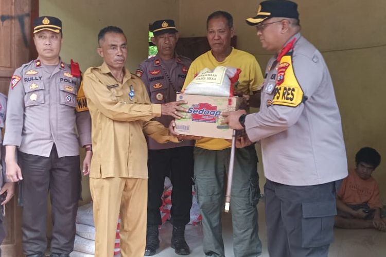Kapolres Sikka AKBP Hardi Dinata menyalurkan bantuan secara simbolis untuk korban bencana erupsi gunung Lewotobi Laki-laki, Senin (8/1/2024).