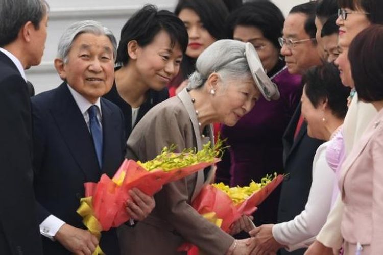 Kaisar Jepang Akihito (kedua dari kiri) dan Permaisuri Michiko (tengah) disambut secara resmi oleh pemerintah Vietnam ketika mendarat di at Bandara Internasional Noi Bai, Hanoi, 28 Februari 2017.