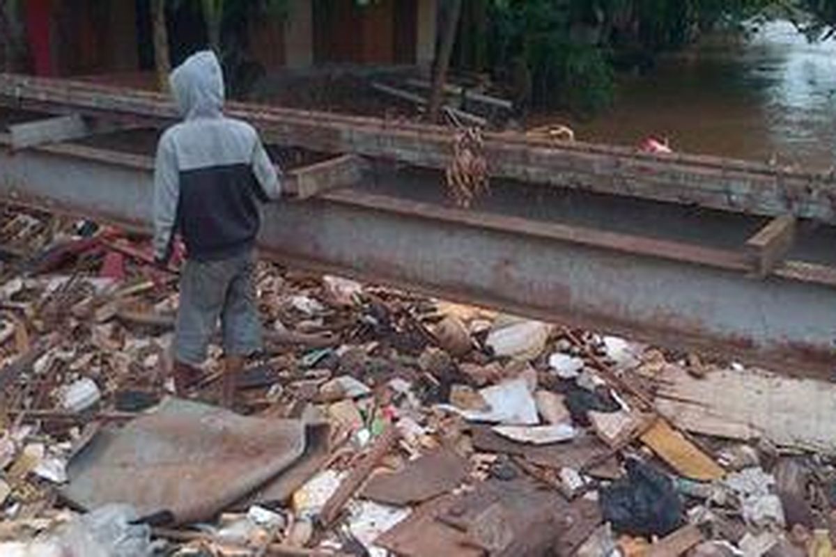 Tumpukan sampah di Kali Pesanggrahan Pos Pengumben, Sukabumi Selatan, Jakarta Barat pada Selasa (11/12/2012). Sampah tersebut akibat dari banjir kiriman daerah Bogor, Jawa Barat.