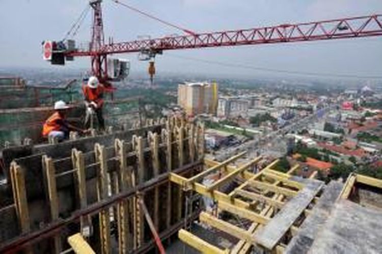 Pekerja menyelesaikan pembangunan proyek perkantoran dan apartemen di Kota Depok, Jawa Barat, Rabu (18/7/2012).