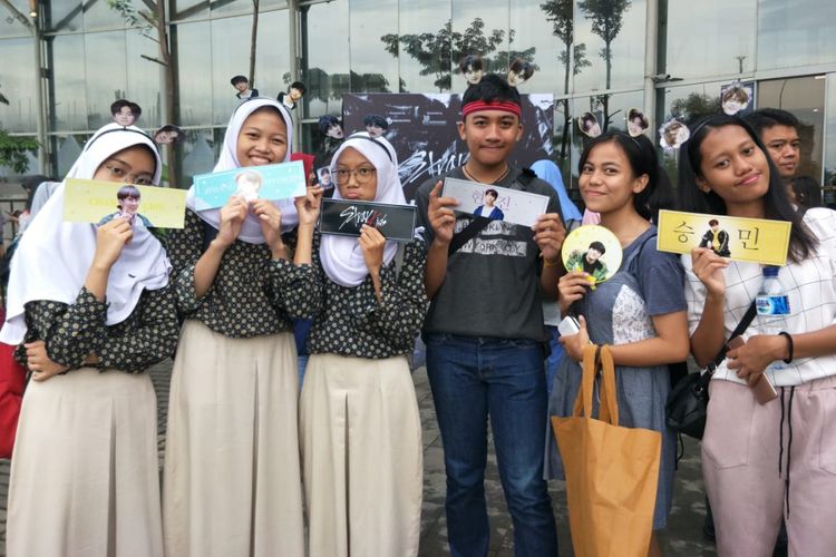 Enam siswa berseragam dari SMK Bhakti Anindya saat ditemui sebelum Konser Stray Kids di Hall 5 Indonesia Convention Exhibition (ICE) BSD, Tangerang, Sabtu (26/1/2019).