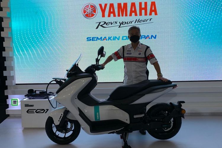 Presiden Direktur dan CEO PT YIMM Minoru Morimoto saat berfoto bersama Yamaha E01 di IIMS 2022 (31/3/2022).
