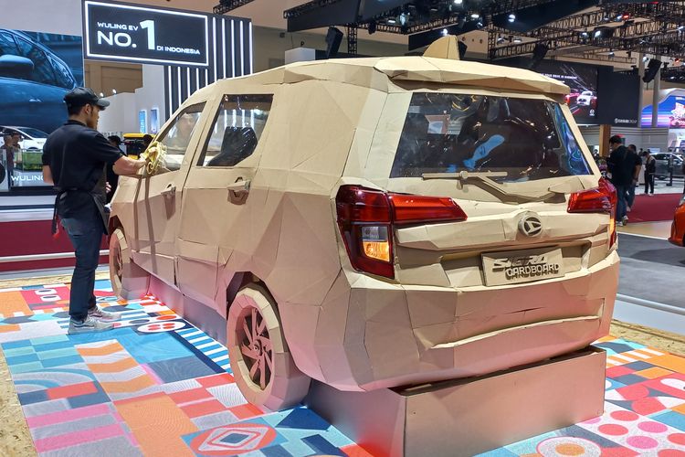 Karya seni Daihatsu Sigra Cardboard di GIIAS 2024