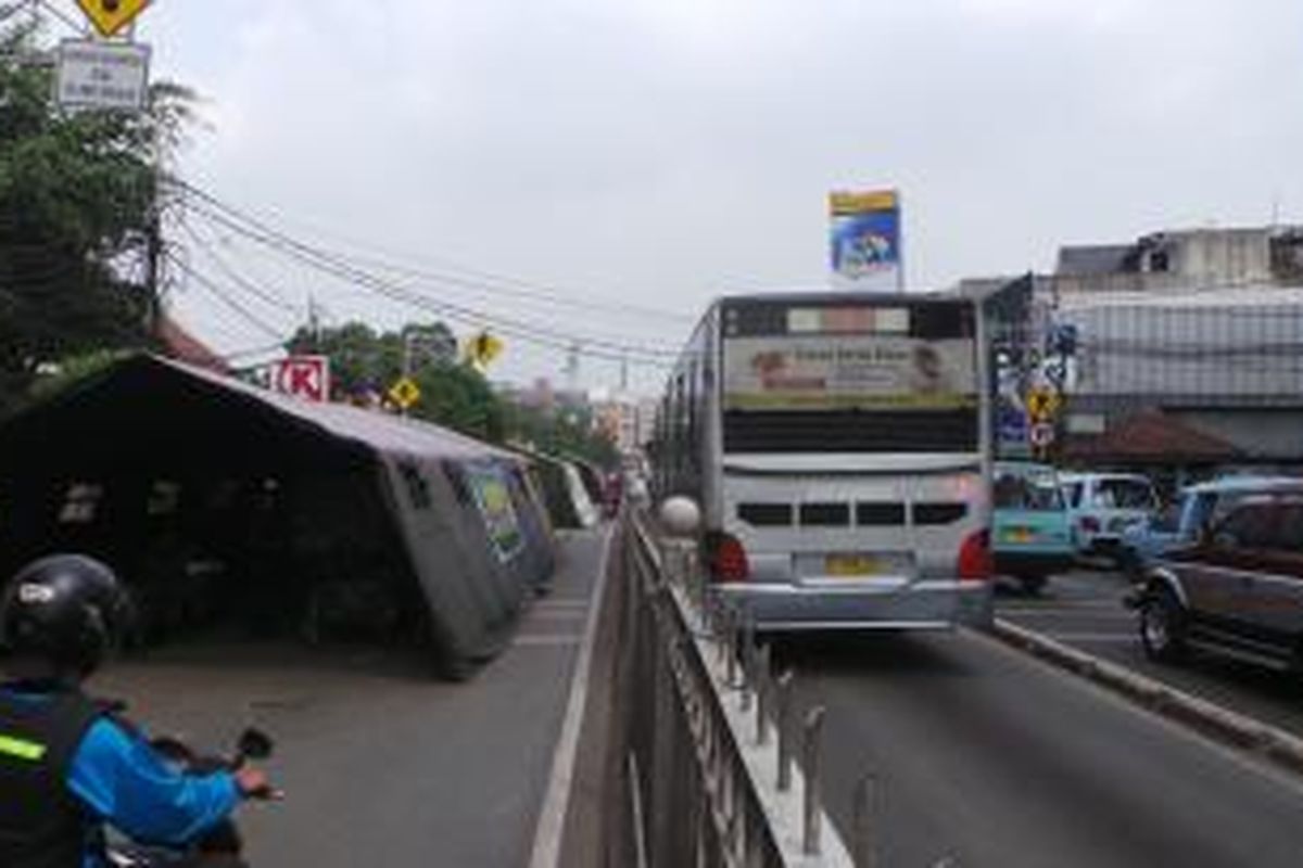 alan Jatinegara Barat, Jakarta Timur masih ditutup untuk kegiatan pasca banjir. Jumat (21/11/2014).