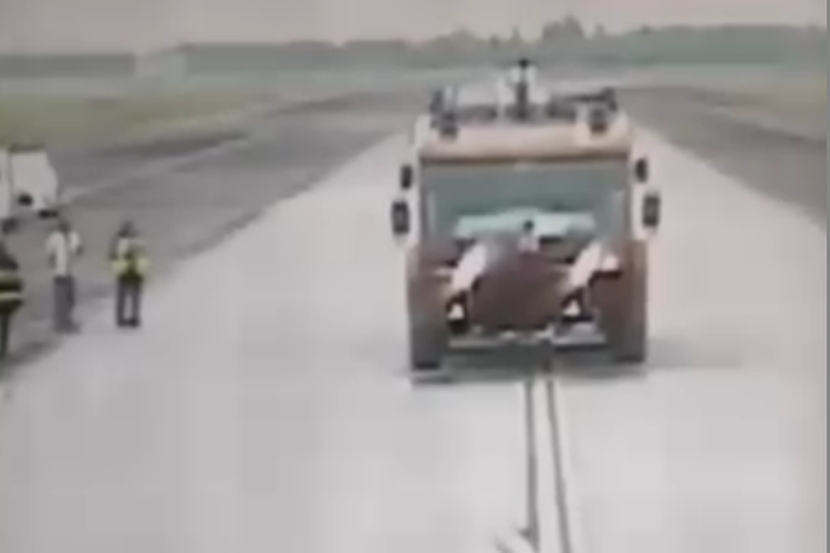  Mobil pemadam kebakaran berada di landasan pacu Bandara Kualanamu, Sumatera Utara setelah pesawat Saudia Airlines mendapat ancaman bom pada Selasa (17/6/2025). Mobil pemadam dilihat dari layar inflight entertainment pesawat Saudia Arabia.