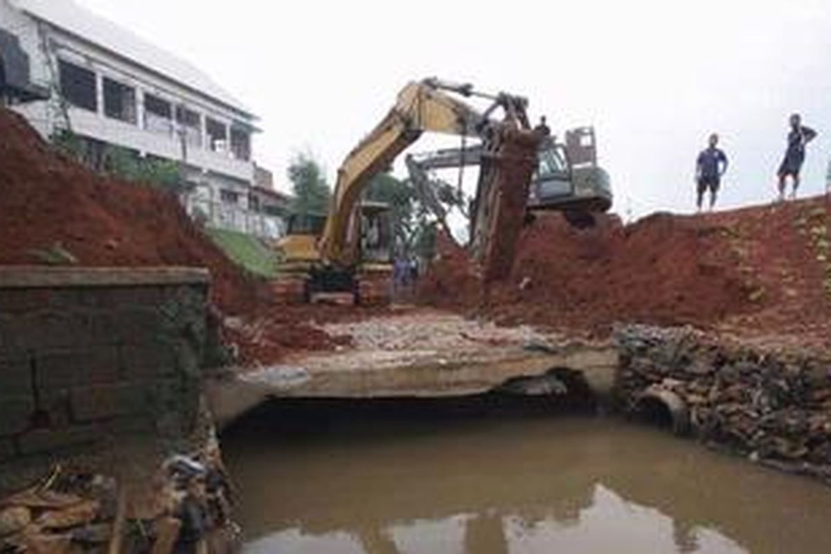 Alat berat bersiap membongkar penutup Kali Krukut yang dibuat kawasan lapangan latihan tembak Marinir di samping Kampung Pulo, Lebak Bulus, Jakarta, Selasa (1/11/2011). Bagian atas Kali Krukut ditutup beton pada aliran yang berada di sepanjang lapangan latihan tembak. 