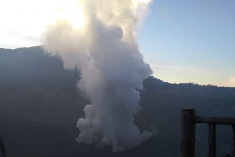 Gunung Tangkuban Parahu di Jawa Barat meletus pada Jumat pukul 15.48 WIB. (Dokumentasi Badan Nasional Penanggulangan Bencana)