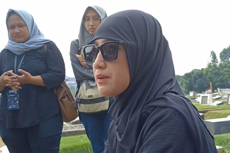 Tamara Tyasmara di TPU Jeruk Purut, Jakarta Selatan, Kamis (18/4/2024).