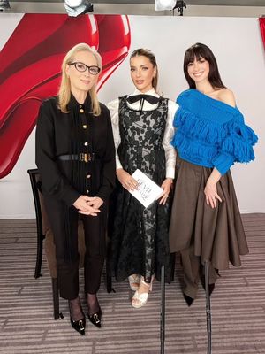 Tasya Farasya tampil elegan dengan gaun couture hitam-putih saat mewawancarai Meryl Streep dan Anne Hathaway, penuh detail klasik modern.
