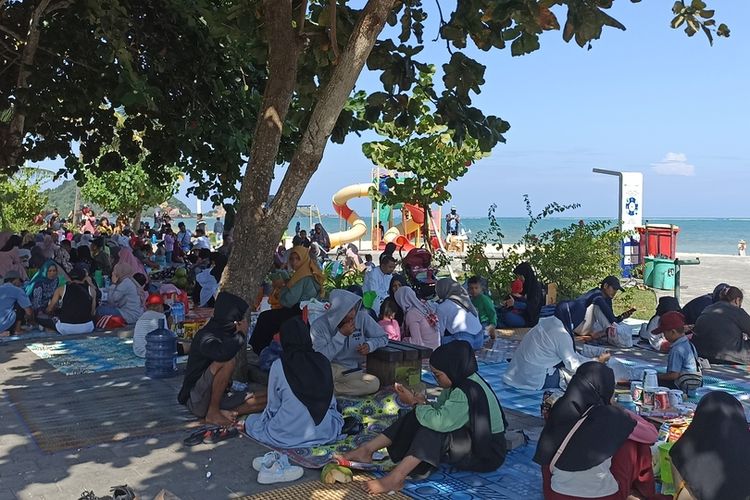 Suasana keramaian pengunjung pantai Kuta Mandalika pasca lebaran, Rabu (4/5/2022)