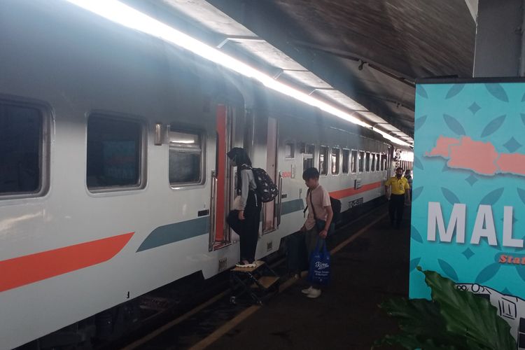 Penumpang KA Penataran memasuki gerbong kereta pada Rabu (24/5/2023) di Stasiun Malang. 