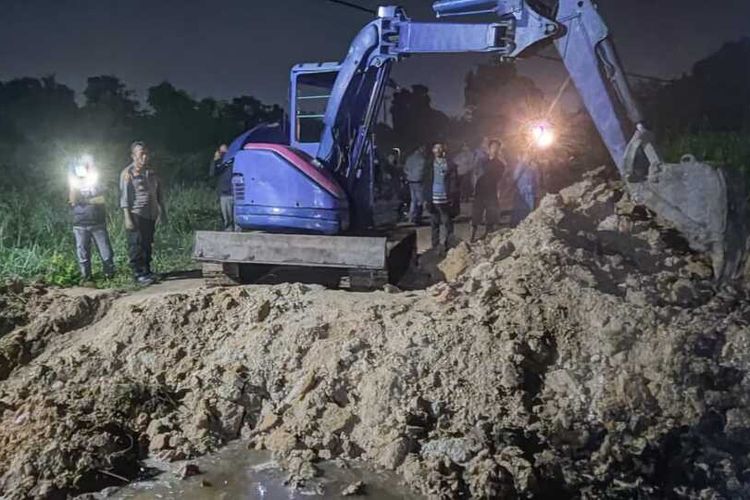 Perusakan jalan umum akses ke permukiman warga di Kelurahan Simpang Tiga, Kecamatan Bukitraya, Kota Pekanbaru, Riau, Sabtu (15/4/2023) malam.