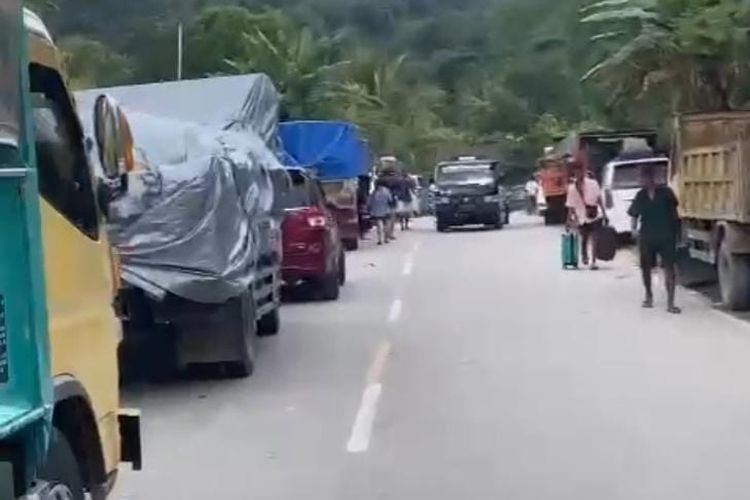 Antrean kendaraan di jalan Trans-Timor, Kecamatan Takari, Kabupaten Kupang, Nusa Tenggara Timur (NTT), akibat longsor yang menutupi badan jalan