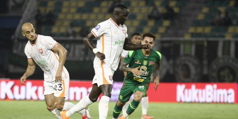 Aksi Paulo Gali Freitas pada laga Persebaya vs Borneo FC, Sabtu (20/12/2025).