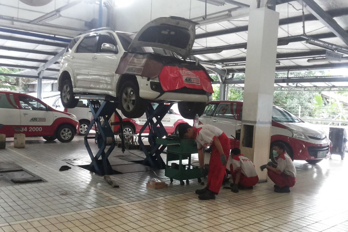 Suasana di bengkel resmi Auto2000 Toyota di Jalan Siliwangi, Bogor pada Minggu (31/12/2017). Bengkel Auto2000 di Bogor merupakan satu dari empat bengkel resmi Toyota yang tetap buka 24 jam selama musim liburan panjang Natal dan Tahun Baru, tepatnya dari 23 Desember 2017 hingga 1 Januari 2018.