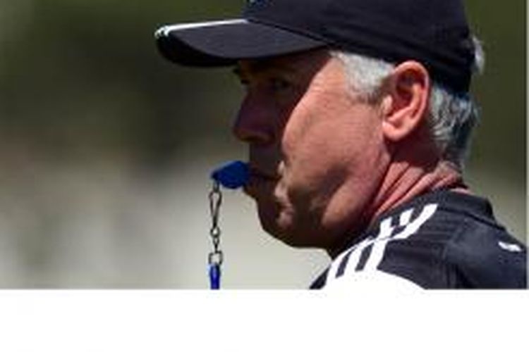 Pelatih Real Madrid Carlo Ancelotti menyaksikan para pemainnya saat sesi latihan di UCLA di Los Angeles, California, pada 24 Juli 2014 menjelang pertandingan melawan Inter Milan di ajang Guiness International Champions Cup di Berkeley, California, pada 26 Juli.