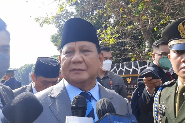 Menteri Pertahanan Prabowo diwawancarai wartawan di Monumen Pancasila Sakti, Jakarta, Sabtu (1/10/2022).