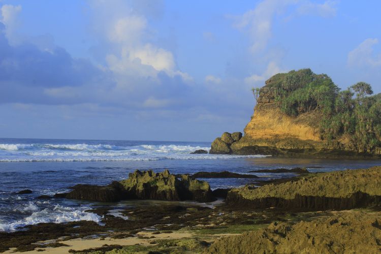 Pantai Jonggring Saloko di Kabupaten Malang, Jawa Timur.