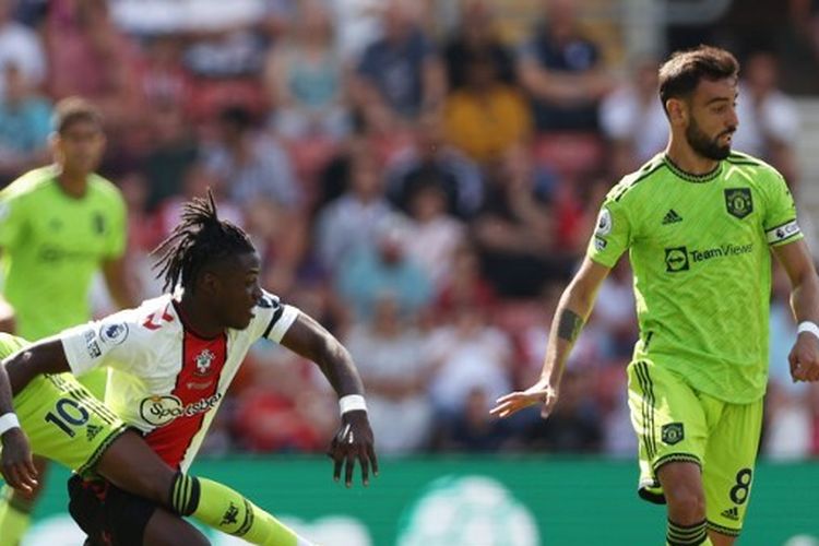 Gelandang asal Portugal Bruno Fernandes (kanan) beraksi pada laga Southampton vs Man United yang termasuk dalam pekan keempat Premier League, kasta tertinggi Liga Inggris, musim 2022-2023 di Stadion St Mary's, Sabtu (27/8/2022) malam WIB.