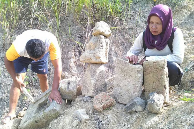 Warga‎ menyaksikan benda-benda kuno yang diduga merupakan saksi bisu peninggalan zaman klasik (Hindu-Buddha) di Desa Ngombak, Kecamatan Kedungjati, Kabupaten Grobogan, Jawa Tengah, Jumat (9/6/2017).