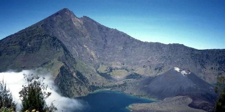 Danau Segara Anak di Gunung Rinjani, Lombok, Nusa Tenggara Barat.