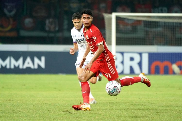 Aksi Muhammad Ferarri dalam laga Persija Jakarta vs Perita Tangerang pada lanjutan Liga 1 2022-2024 di Stadion Patriot Candrabhaga, Bekasi, Rabu (24/8/2022).