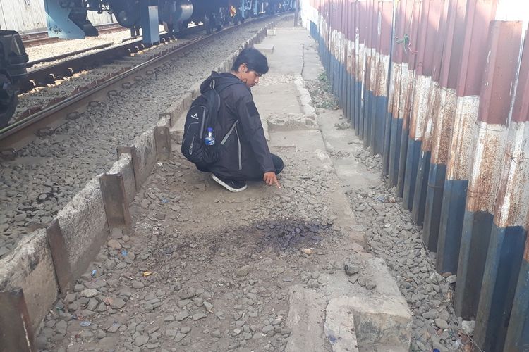 Tempat kejadian perkara (TKP) pegawai transjakarta yang ditemukan bersimbah darah karena luka sayat, perlintasan kereta api, Gunung Antang, Jatinegara, Jakarta Timur, Kamis (19/9/2019).