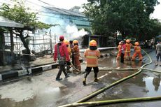 Diduga Api Menyambar Saat Menyalakan Kompor, Sebuah Rumah Makan di Bandung Ludes Terbakar