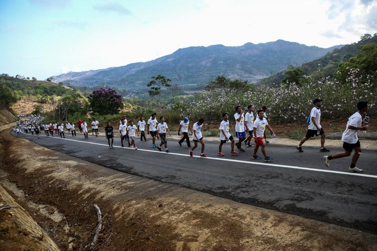 Peserta mengikuti Mekaki Marathon 2018 di Pantai Teluk Mekaki, Sekotong Barat, Kecamatan Sekotong, Lombok Barat, Nusa Tenggara Barat (NTB), Minggu (28/10/2018). Sedikitnya 1.500 peserta mengikuti lomba lari Mekaki Marathon 2018, 1.000 untuk kategori 5K dan 500 peserta untuk 10K.