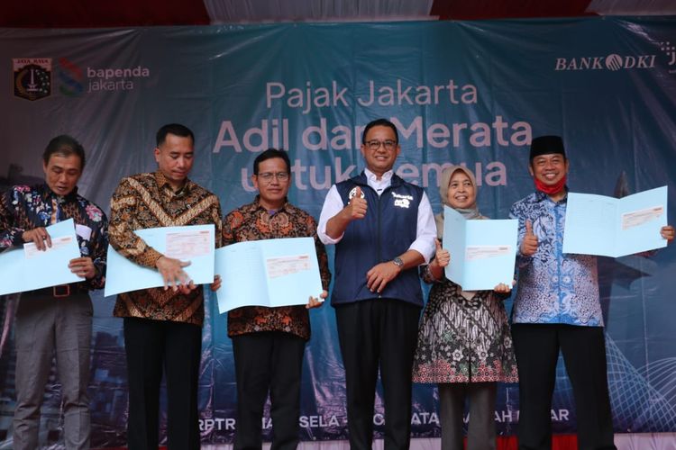 Gubernur DKI Jakarta Anies Baswedan secara simbolis memberikan Surat Pemberitahuan Pajak Terutang Elektronik (e-SPPT) PBB-P2 tahun 2022, kepada 25 wajib pajak perwakilan dari masing-masing Kota Administratif di DKI Jakarta, pada Rabu (17/8/2022).