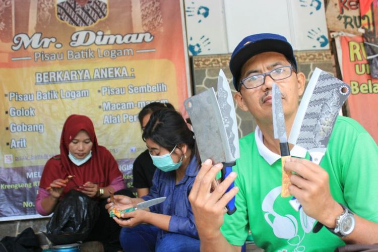 Darmo Sudiman bersama Pekerja membuat Pisau Batik 