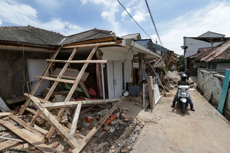 Kerusakan akibat gempa di Kampung Cibeureum Kaler, Desa Cibeureum, Kecamatan Cugenang, Kabupaten Cianjur, Jawa Barat, Selasa (22/11/2022). Sedikitnya 162 orang meninggal dunia, 326 warga luka-luka, dan 13.784 orang mengungsi akibat gempa bermagnitudo 5,6 di Cianjur.