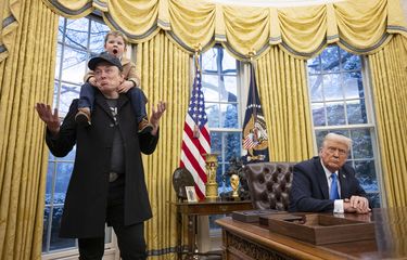Kepala Departemen Efisiensi Pemerintahan (DOGE) Amerika Serikat, Elon Musk (kiri) saat bertemu Presiden AS Donald Trump (kanan) di Ruang Oval Gedung Putih, Washington DC, 11 Februari 2025.