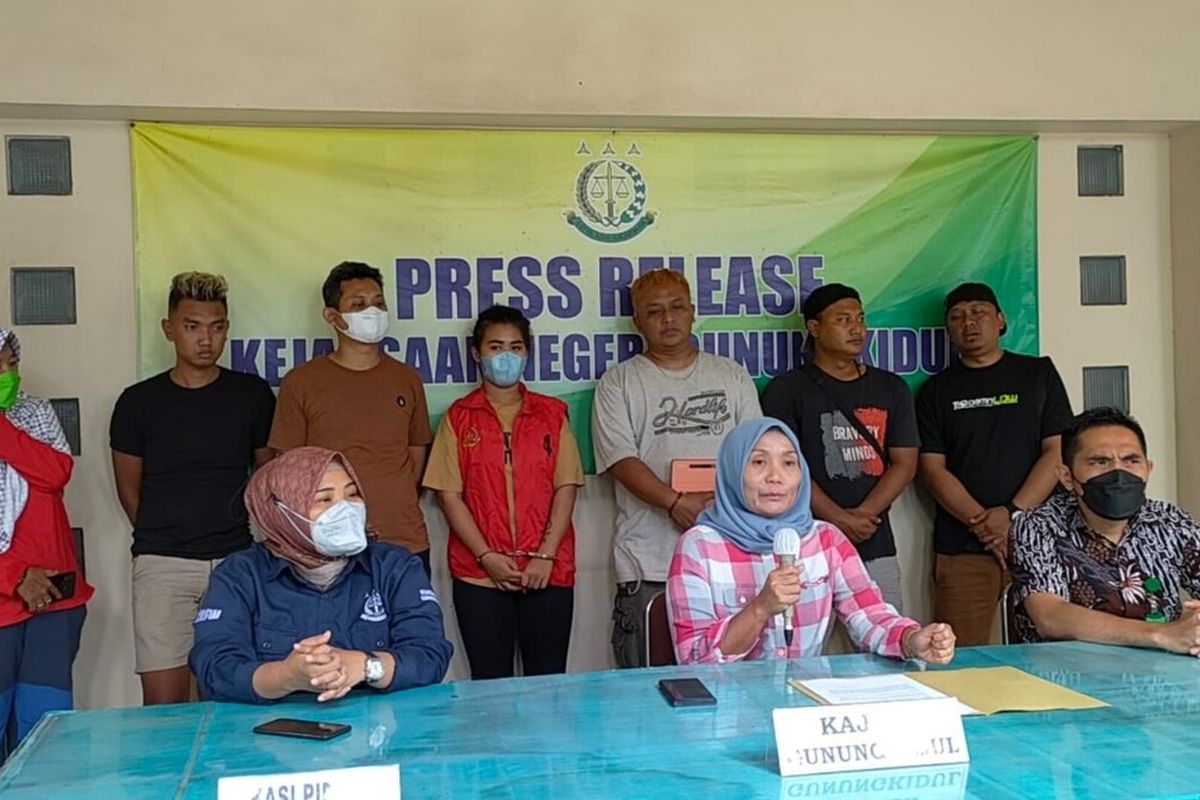 Dika Ratnasari (27) (Rompi Orange) di Kejaksaan Negeri Gunungkidul Jumat (21/1/2022)