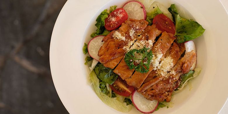 Salad di Le Bridge, restoran di dalam kawasan Taman Impian Jaya Ancol, Jakarta Utara.