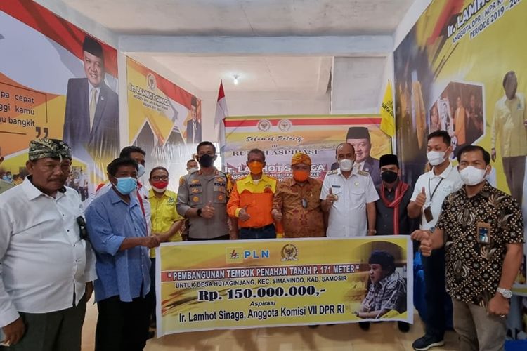 Anggota Komisi VII Dewan Perwakilan Rakyat (DPR) Fraksi Golkar Lamhot Sinaga meresmikan Rumah Aspirasi Lamhot Sinaga di Kabupaten Samosir, Sumatera Utara, Rabu (13/10/2021).