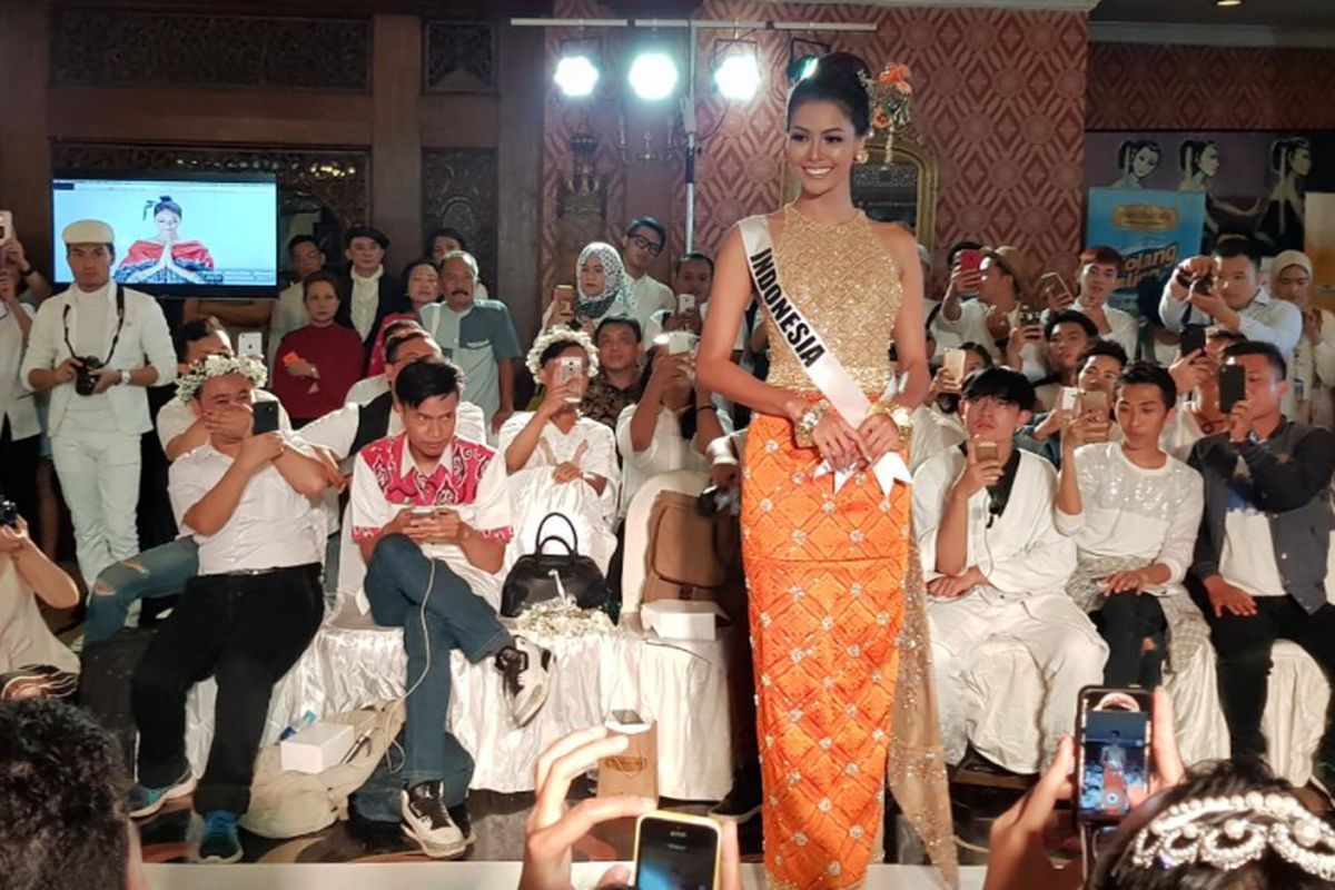 Bunga Jelitha Ibrani saat mengenakan Bunga Cino, karya Ivan Gunawan, yang akan kembali digunakan saat ajang Miss Universe akhir November 2017.