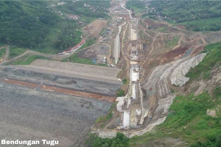 Pembangunan Bendungan Tugu dilaksanakan oleh kontraktor PT Wijaya Karya (Persero) Tbk dengan nilai kontrak tahun jamak sebesar Rp 1,9 triliun.
