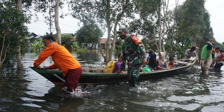 Evakuasi warga terdampak banjir di Desa Tabing Rimbah, Kecamatan Mandastana, Kabupaten Barito Kuala. 
